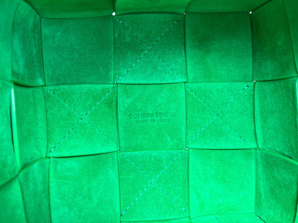BOTTEGA VENETA SMALL CASSETTE BUCKET 18 IN WHITE AND GREEN LINING CALFSKIN