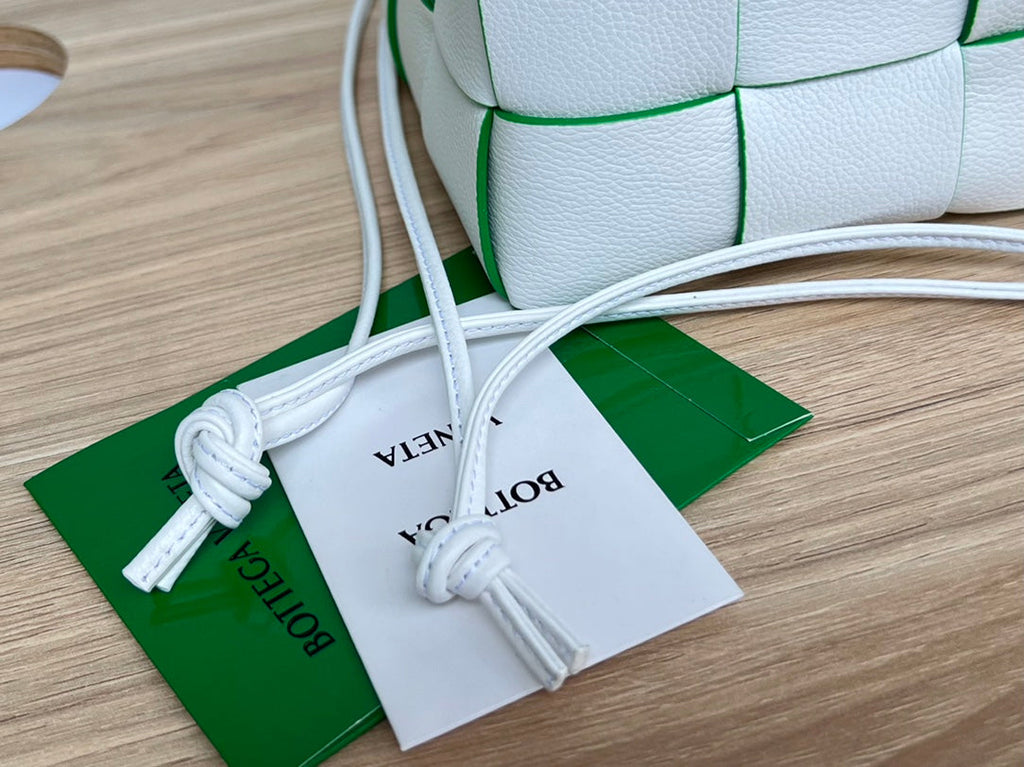 BOTTEGA VENETA SMALL CASSETTE BUCKET 18 IN WHITE AND GREEN LINING CALFSKIN