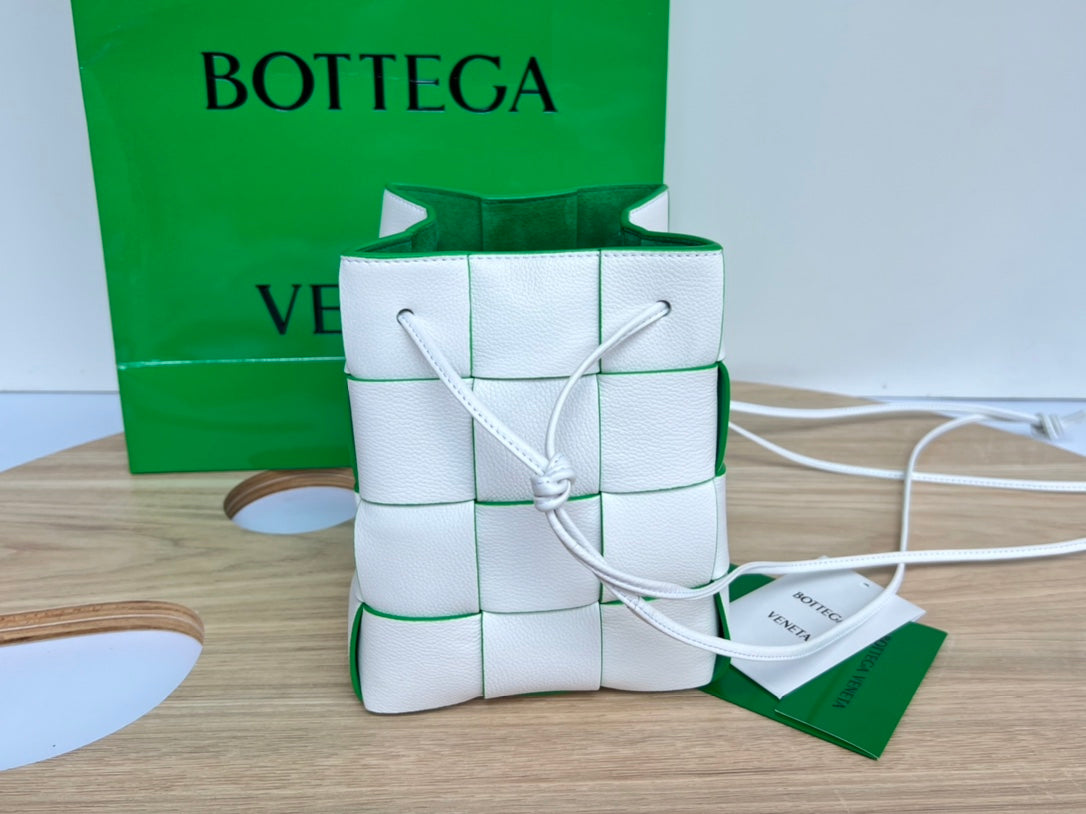 BOTTEGA VENETA SMALL CASSETTE BUCKET 18 IN WHITE AND GREEN LINING CALFSKIN