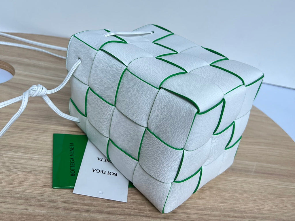 BOTTEGA VENETA SMALL CASSETTE BUCKET 18 IN WHITE AND GREEN LINING CALFSKIN