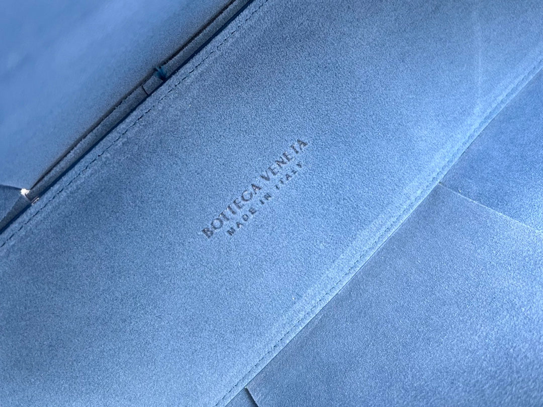 BOTTEGA VENETA SMALL ARCO TOTE 30 IN AEGEAN BLUE CALFSKIN