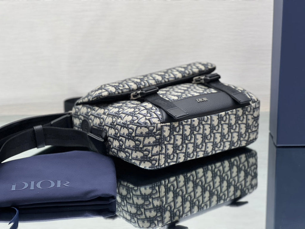 DIOR MEDIUM 31 BAG WITH STRAP IN BEIGE AND BLACK OBLIQUE JACQUARD AND CALFSKIN