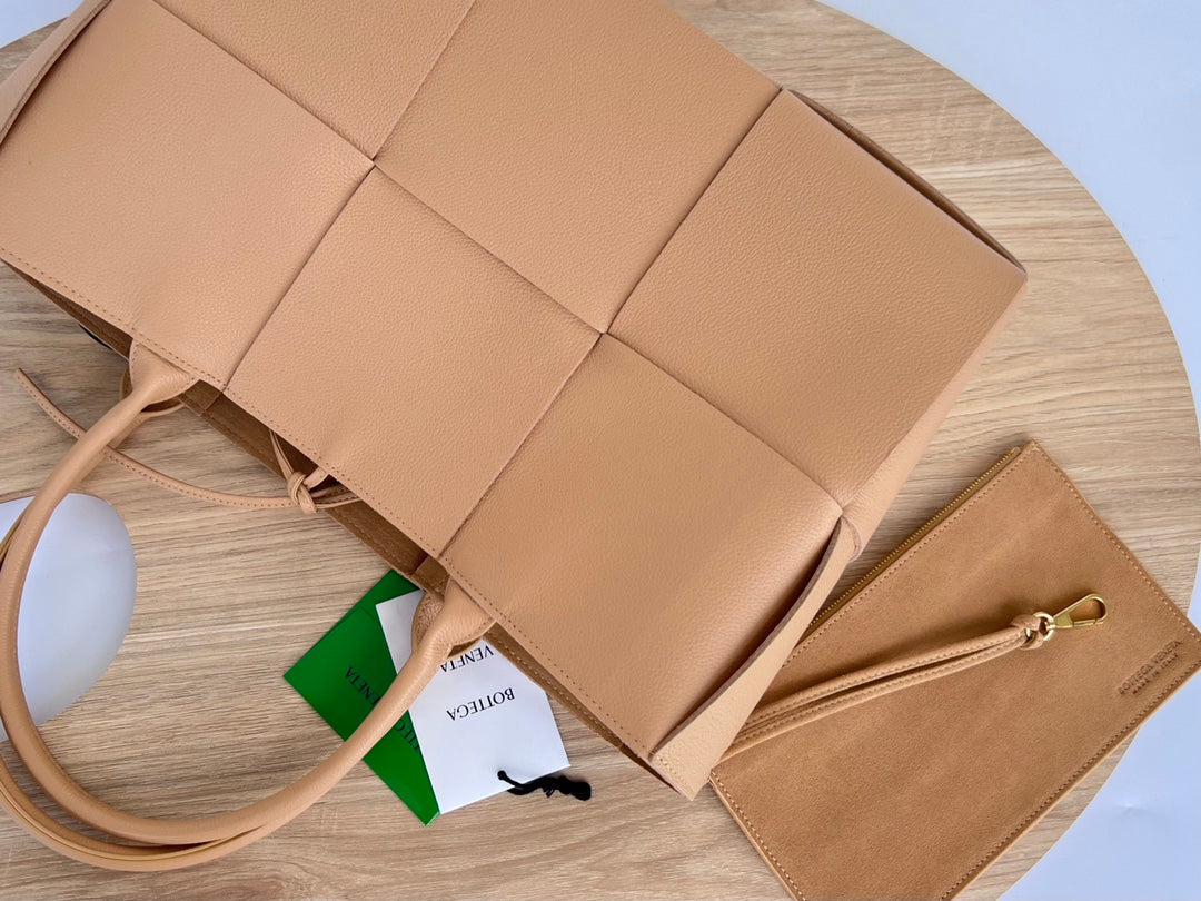BOTTEGA VENETA ARCO TOTE 36 IN TAN BROWN CALFSKIN