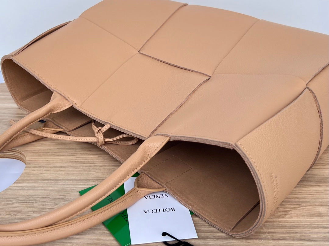 BOTTEGA VENETA ARCO TOTE 36 IN TAN BROWN CALFSKIN