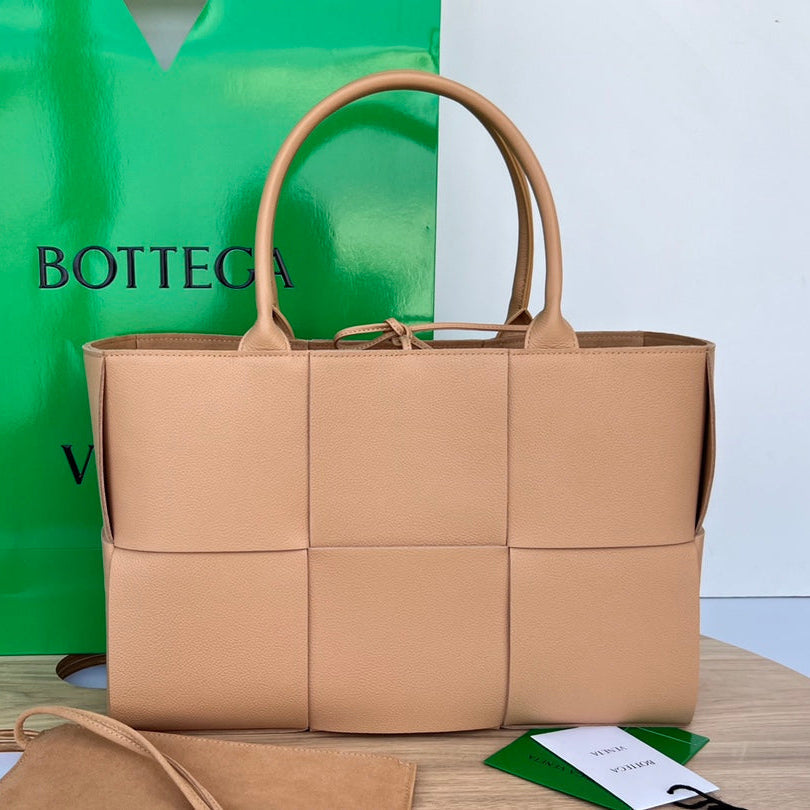 BOTTEGA VENETA ARCO TOTE 36 IN TAN BROWN CALFSKIN