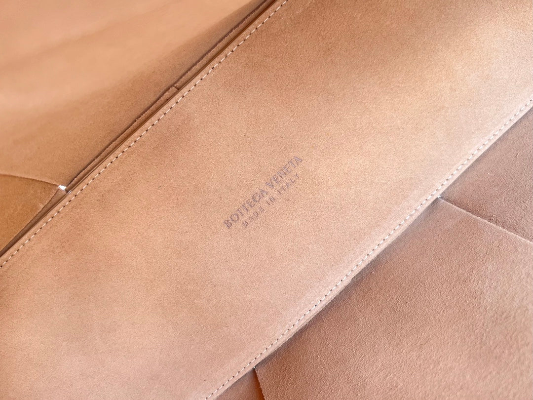 BOTTEGA VENETA ARCO TOTE 36 IN TAN BROWN CALFSKIN
