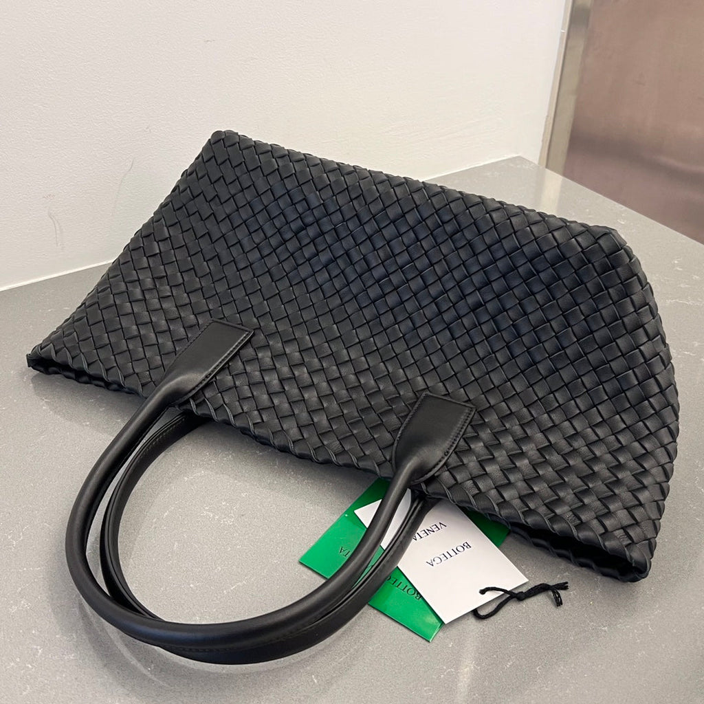 BOTTEGA VENETA SMALL CABAT 32 IN BLACK LAMBSKIN