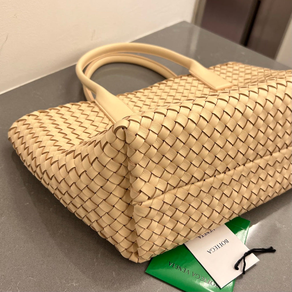 BOTTEGA VENETA SMALL CABAT 32 IN CREAM LAMBSKIN
