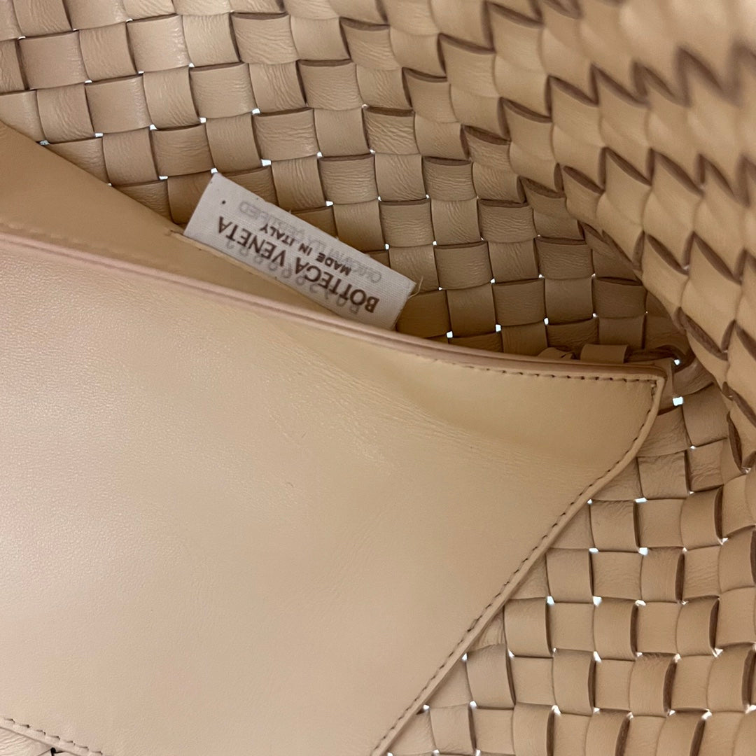 BOTTEGA VENETA SMALL CABAT 32 IN CREAM LAMBSKIN