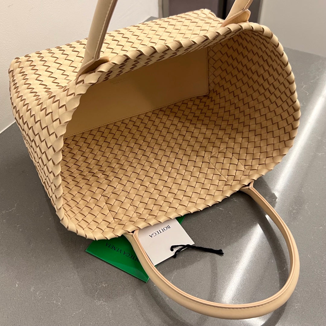 BOTTEGA VENETA SMALL CABAT 32 IN CREAM LAMBSKIN