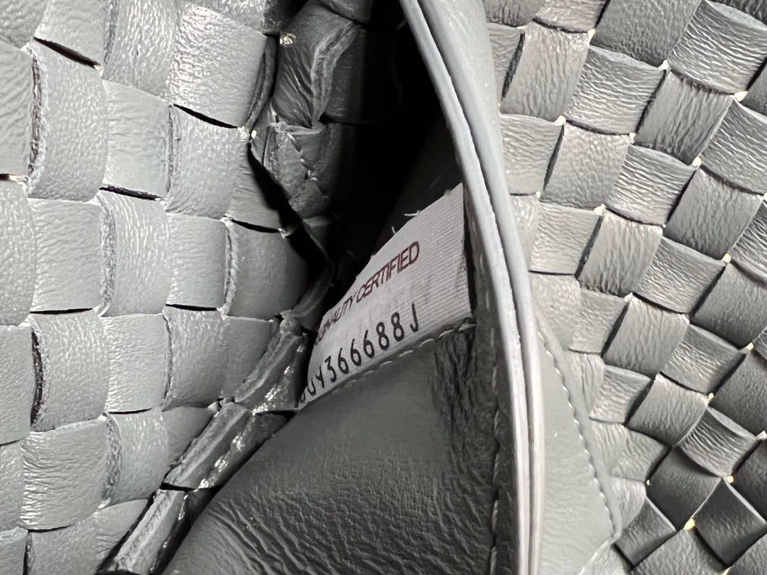 BOTTEGA VENETA MINI CABAT 20 IN ONYX BLACK LAMBSKIN