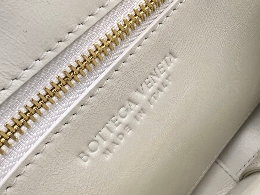 BOTTEGA VENETA CASSETTE 28 IN WHITE SOFT LAMBSKIN