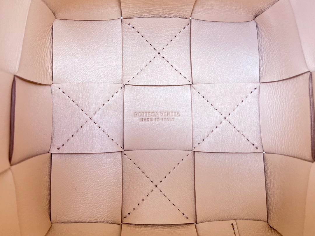 BOTTEGA VENETA SMALL CASSETTE BUCKET 18 IN LIGHT PINK CALFSKIN
