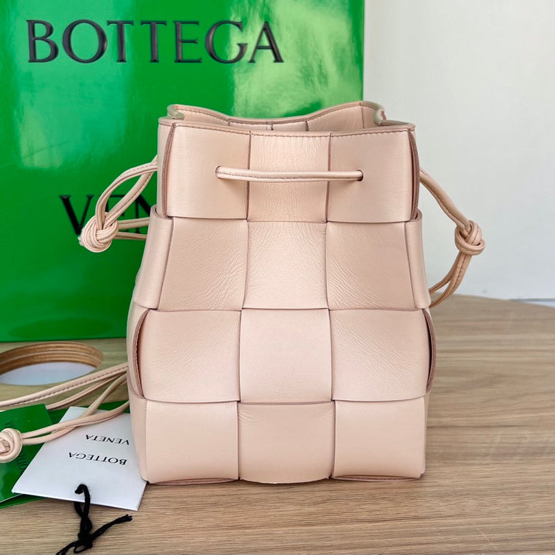 BOTTEGA VENETA SMALL CASSETTE BUCKET 18 IN LIGHT PINK CALFSKIN