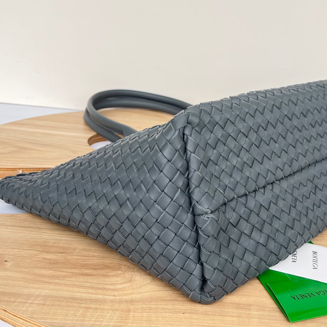 BOTTEGA VENETA LARGE CABAT 51 IN ONYX BLACK LAMBSKIN
