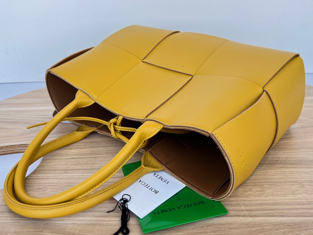 BOTTEGA VENETA SMALL ARCO TOTE 30 IN TULIP TREE YELLOW LAMBSKIN