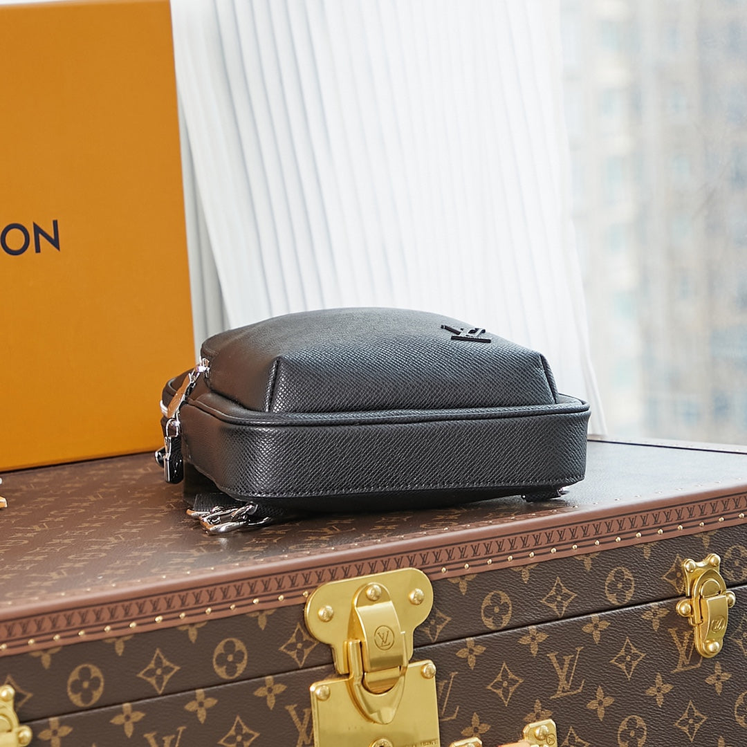 LOUIS VUITTON AVENUE SLINGBAG 31 IN BLACK TAIGA LEATHER