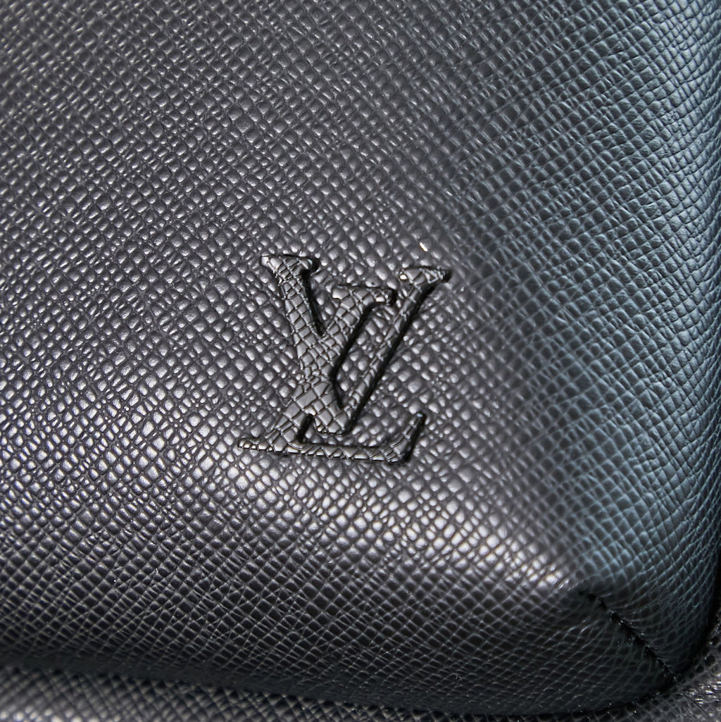 LOUIS VUITTON AVENUE SLINGBAG 31 IN BLACK TAIGA LEATHER