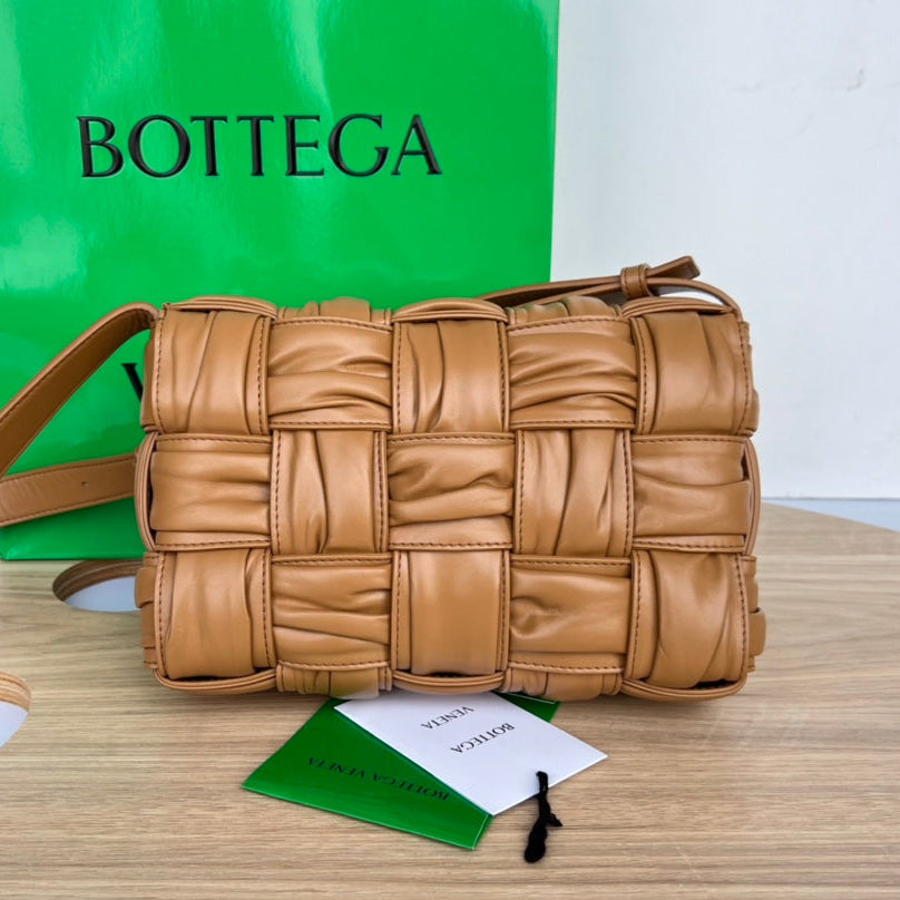 BOTTEGA VENETA CASSETTE 28 IN MEDIUM BROWN SOFT LAMBSKIN