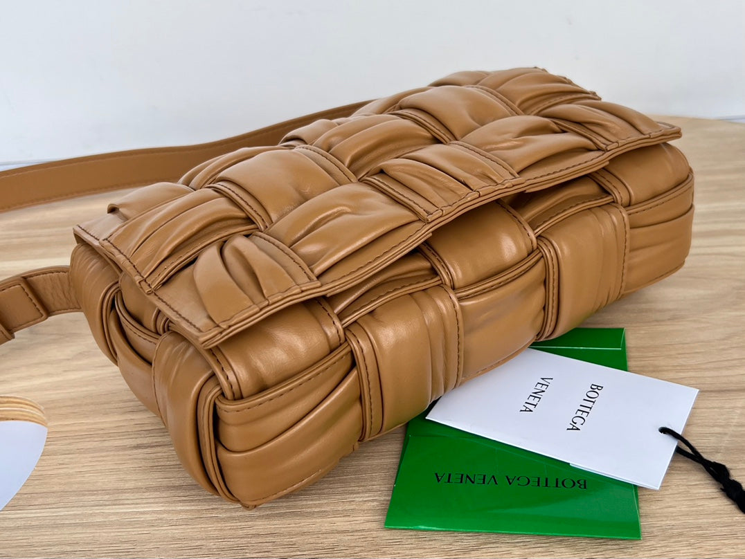 BOTTEGA VENETA CASSETTE 28 IN MEDIUM BROWN SOFT LAMBSKIN