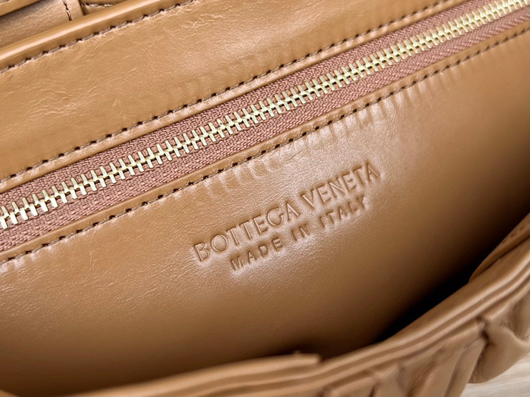 BOTTEGA VENETA CASSETTE 28 IN MEDIUM BROWN SOFT LAMBSKIN