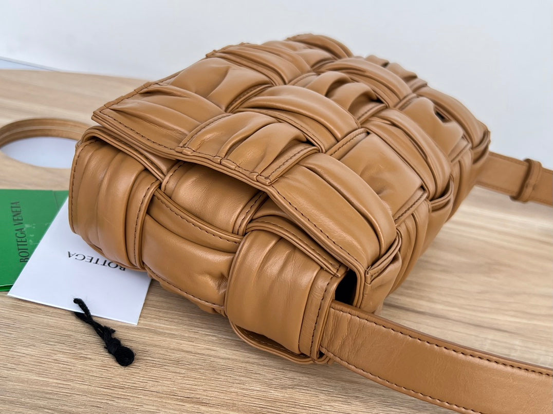 BOTTEGA VENETA CASSETTE 28 IN MEDIUM BROWN SOFT LAMBSKIN