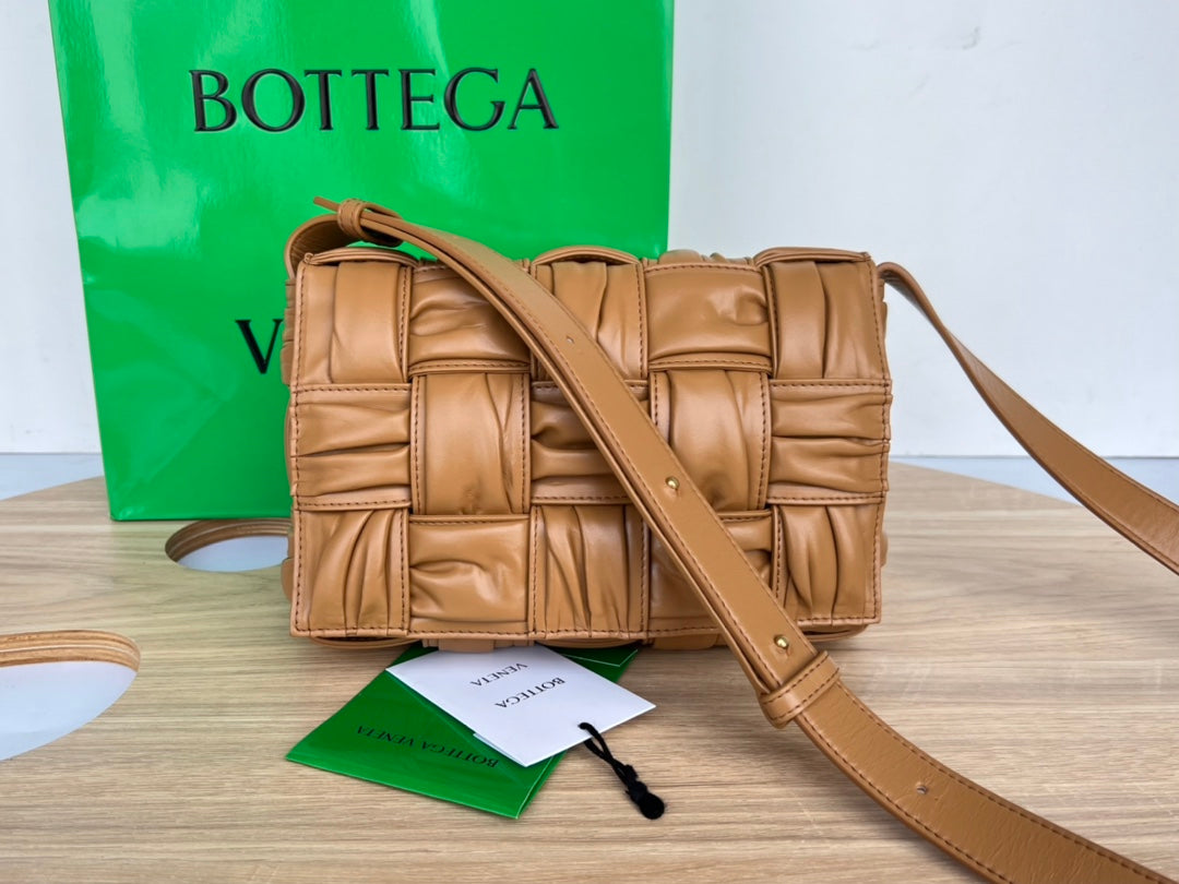 BOTTEGA VENETA CASSETTE 28 IN MEDIUM BROWN SOFT LAMBSKIN