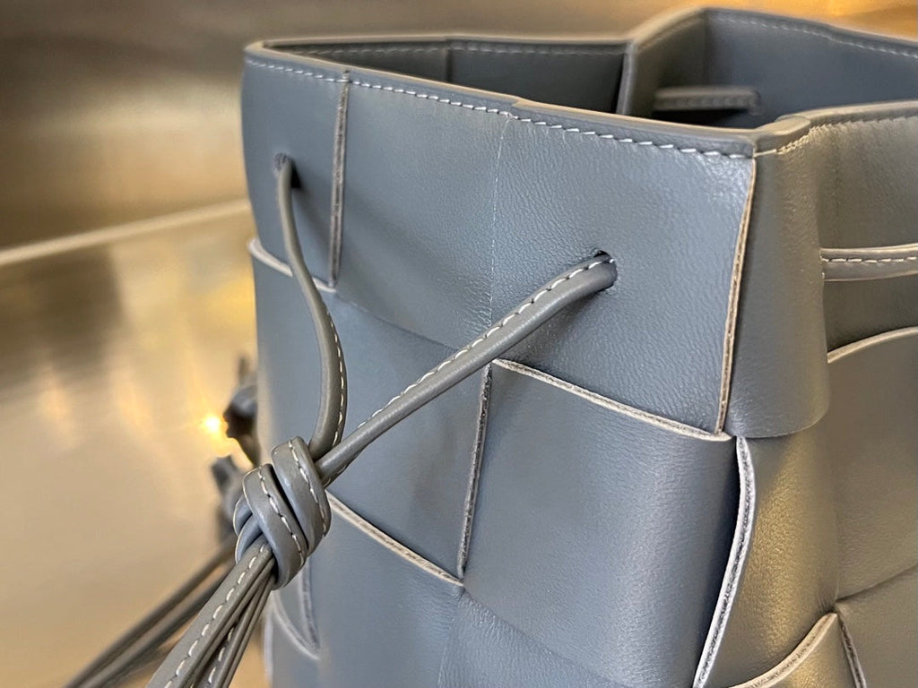 BOTTEGA VENETA SMALL CASSETTE BUCKET 18 IN DAVY'S GRAY CALFSKIN