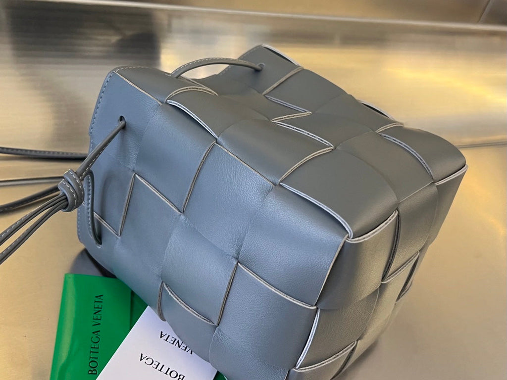 BOTTEGA VENETA SMALL CASSETTE BUCKET 18 IN DAVY'S GRAY CALFSKIN