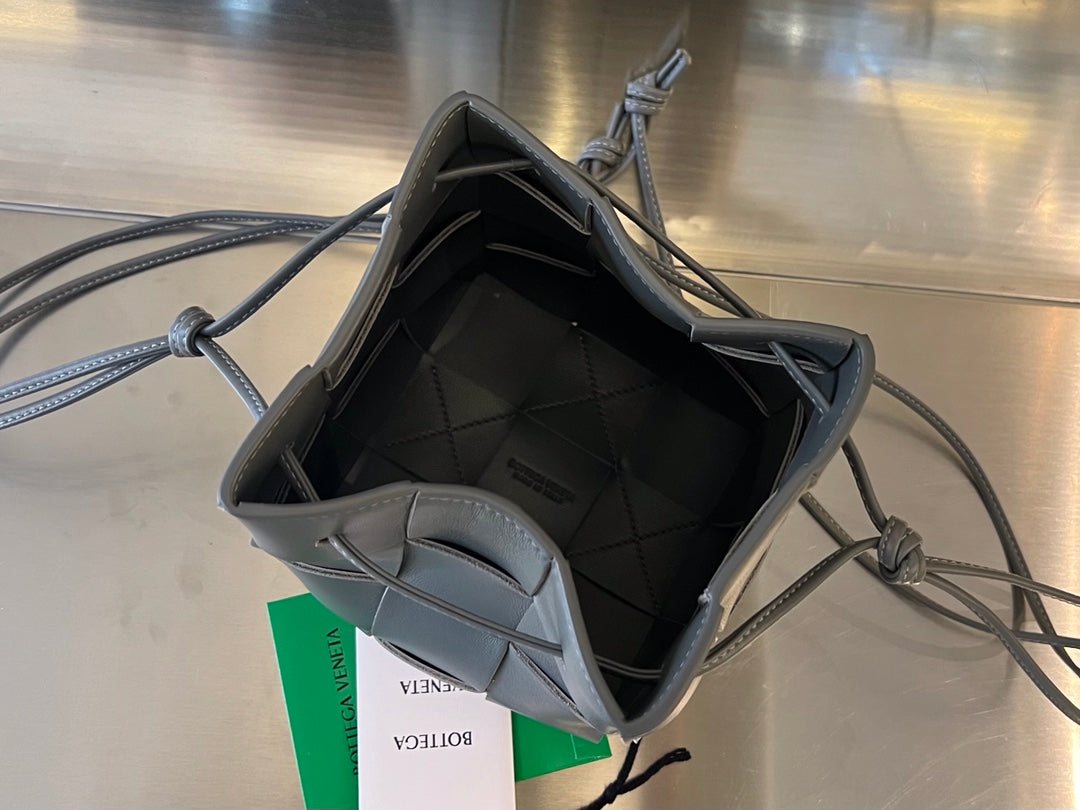 BOTTEGA VENETA SMALL CASSETTE BUCKET 18 IN DAVY'S GRAY CALFSKIN