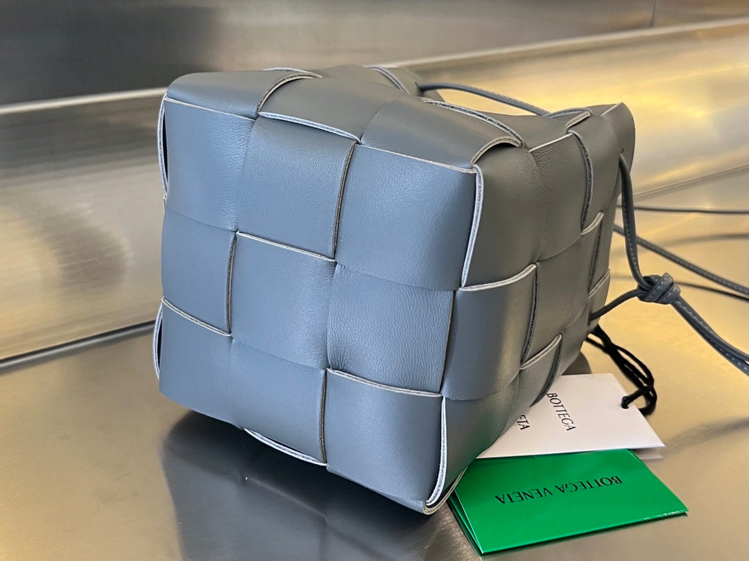 BOTTEGA VENETA SMALL CASSETTE BUCKET 18 IN DAVY'S GRAY CALFSKIN