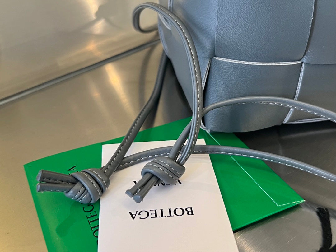 BOTTEGA VENETA SMALL CASSETTE BUCKET 18 IN DAVY'S GRAY CALFSKIN