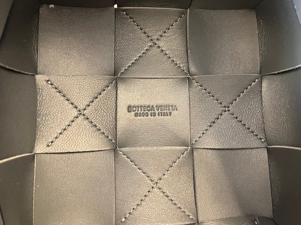 BOTTEGA VENETA SMALL CASSETTE BUCKET 18 IN DAVY'S GRAY CALFSKIN