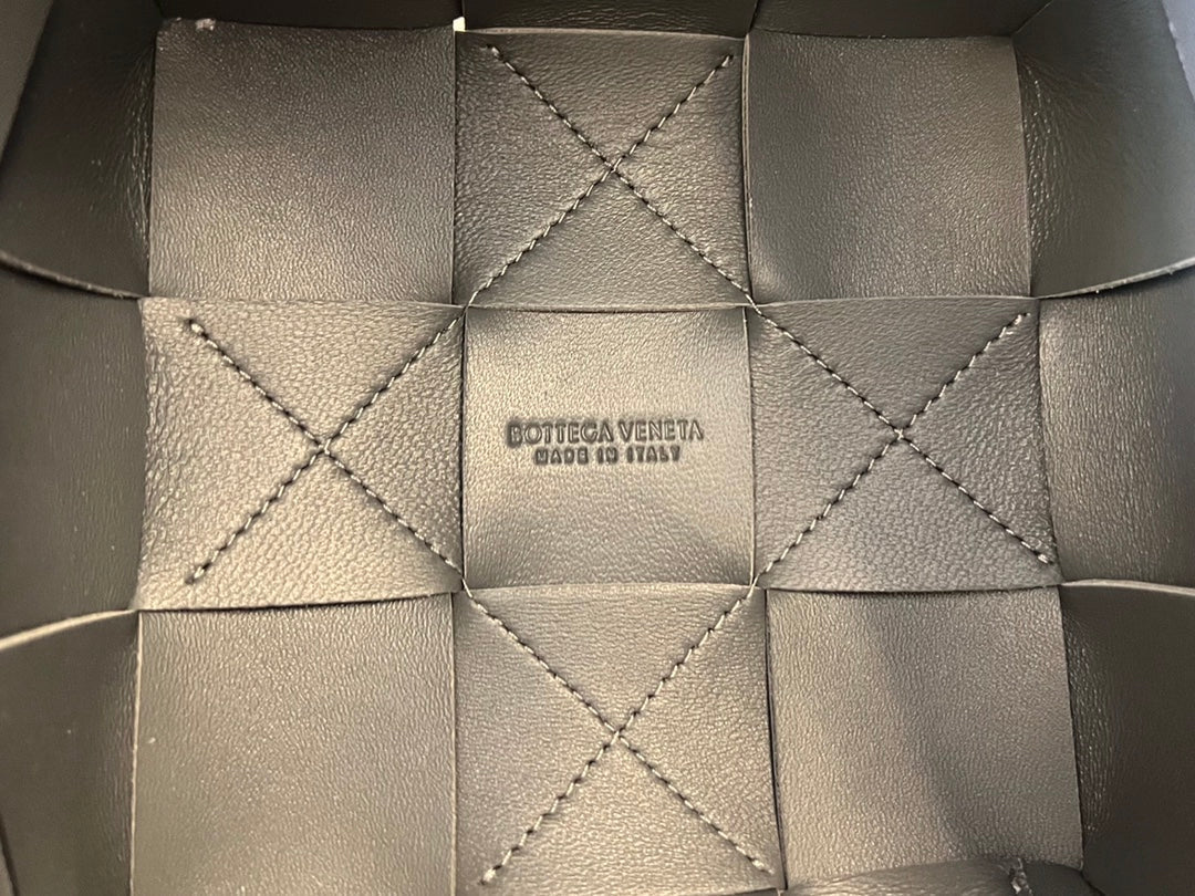 BOTTEGA VENETA SMALL CASSETTE BUCKET 18 IN DAVY'S GRAY CALFSKIN
