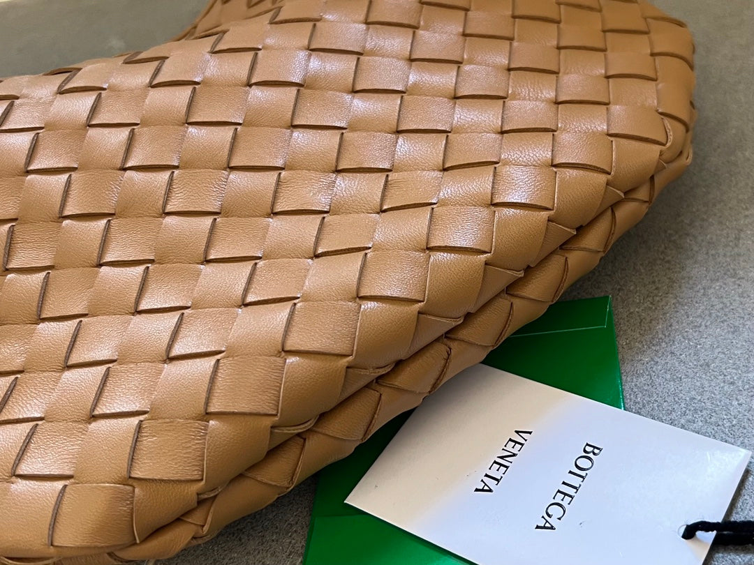 BOTTEGA VENETA SARDINE 33 WITH CHAIN IN TAWNY BROWN LAMBSKIN