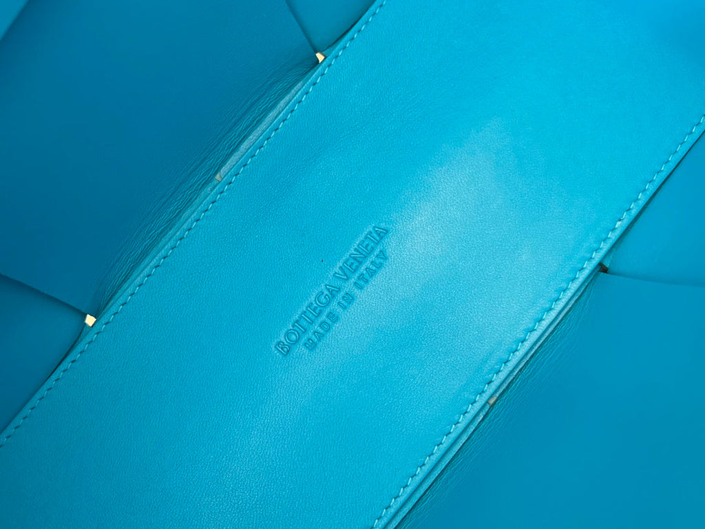BOTTEGA VENETA SMALL ARCO TOTE 30 IN CERULEAN BLUE LAMBSKIN