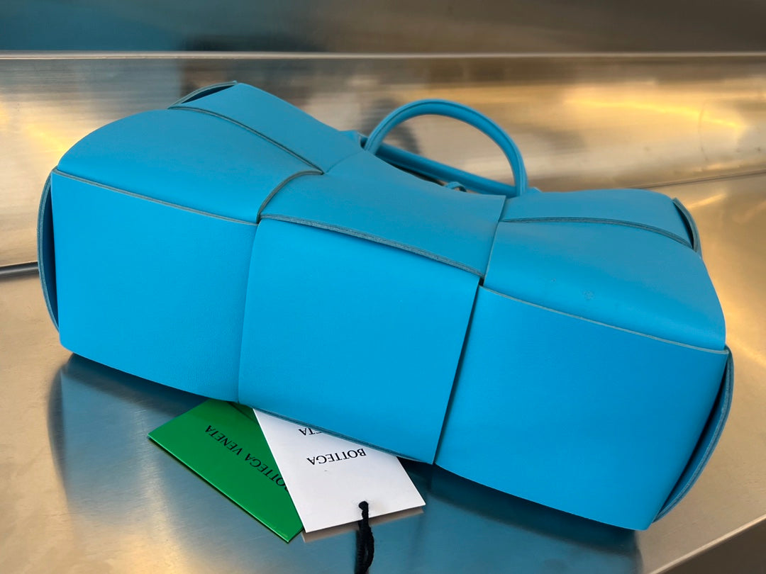BOTTEGA VENETA SMALL ARCO TOTE 30 IN CERULEAN BLUE LAMBSKIN