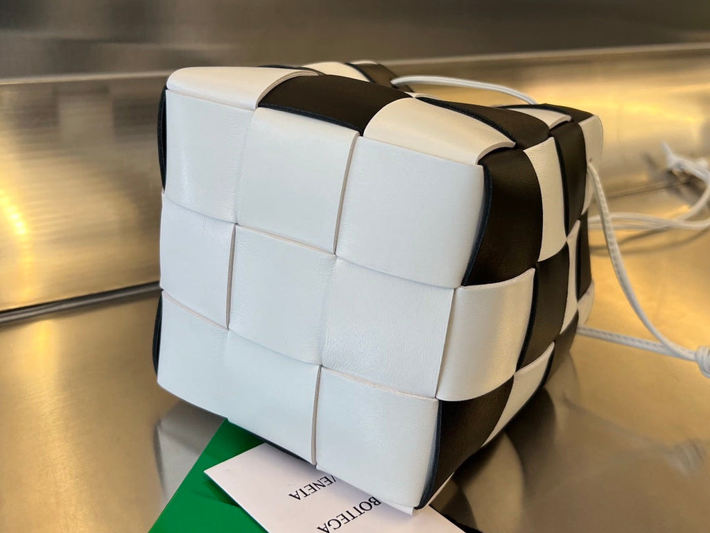 BOTTEGA VENETA SMALL CASSETTE BUCKET 18 IN WHITE MIX BLACK CALFSKIN