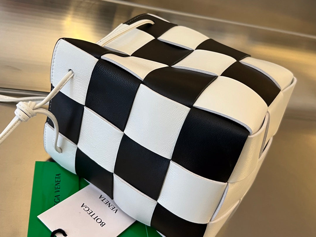 BOTTEGA VENETA SMALL CASSETTE BUCKET 18 IN WHITE MIX BLACK CALFSKIN