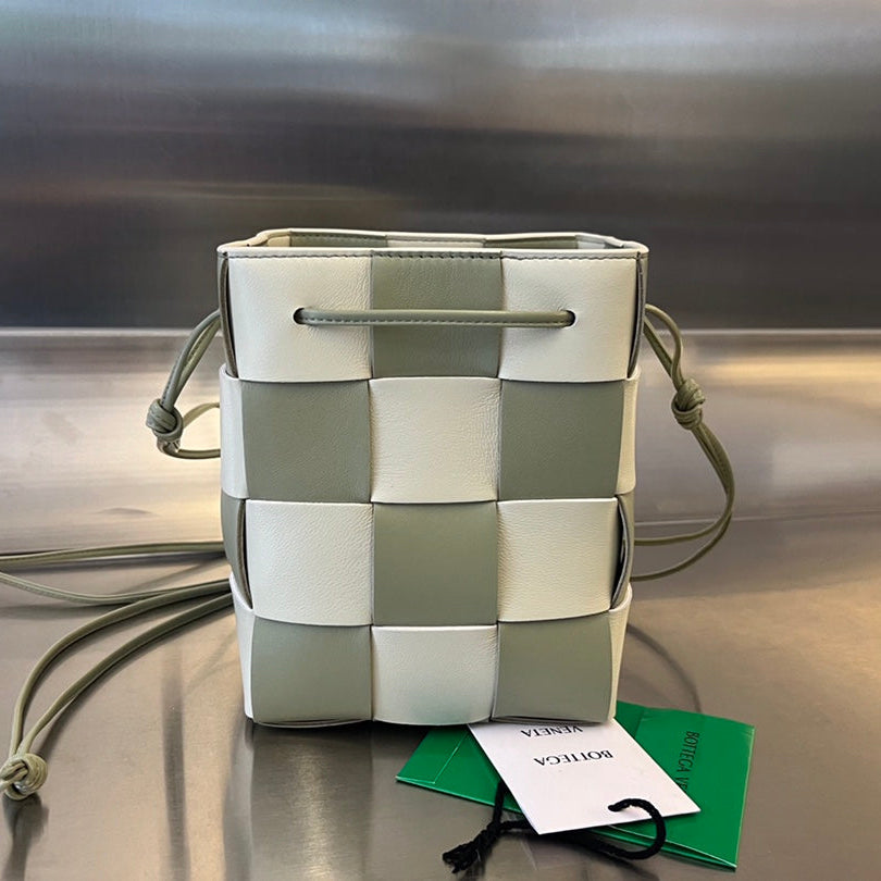 BOTTEGA VENETA SMALL CASSETTE BUCKET 18 IN XANADU MIX WHITE CALFSKIN