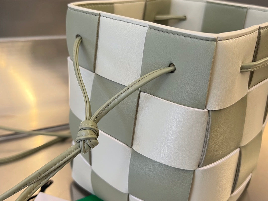 BOTTEGA VENETA SMALL CASSETTE BUCKET 18 IN XANADU MIX WHITE CALFSKIN