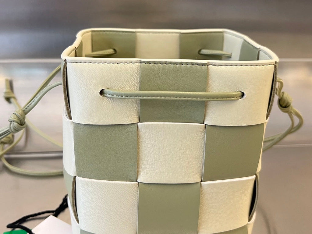 BOTTEGA VENETA SMALL CASSETTE BUCKET 18 IN XANADU MIX WHITE CALFSKIN
