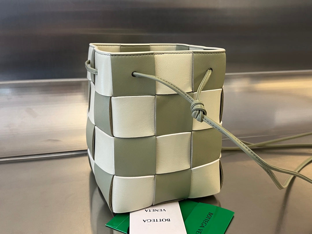 BOTTEGA VENETA SMALL CASSETTE BUCKET 18 IN XANADU MIX WHITE CALFSKIN