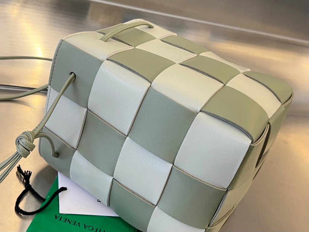 BOTTEGA VENETA SMALL CASSETTE BUCKET 18 IN XANADU MIX WHITE CALFSKIN
