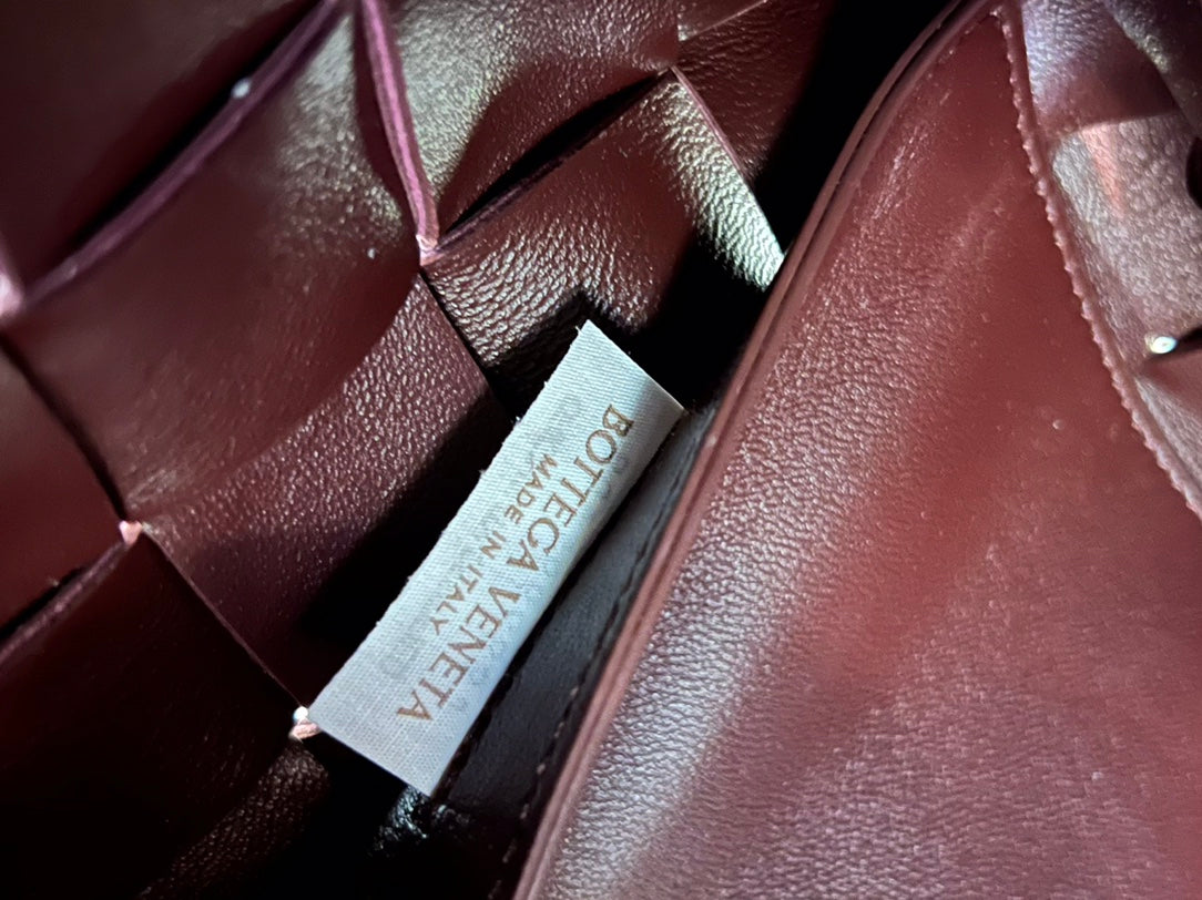 BOTTEGA VENETA MEDIUM 28 CASSETTE CHOCOLATE BROWN LAMBSKIN