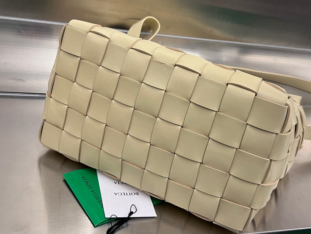 BOTTEGA VENETA MEDIUM 28 CASSETTE BEIGE LAMBSKIN