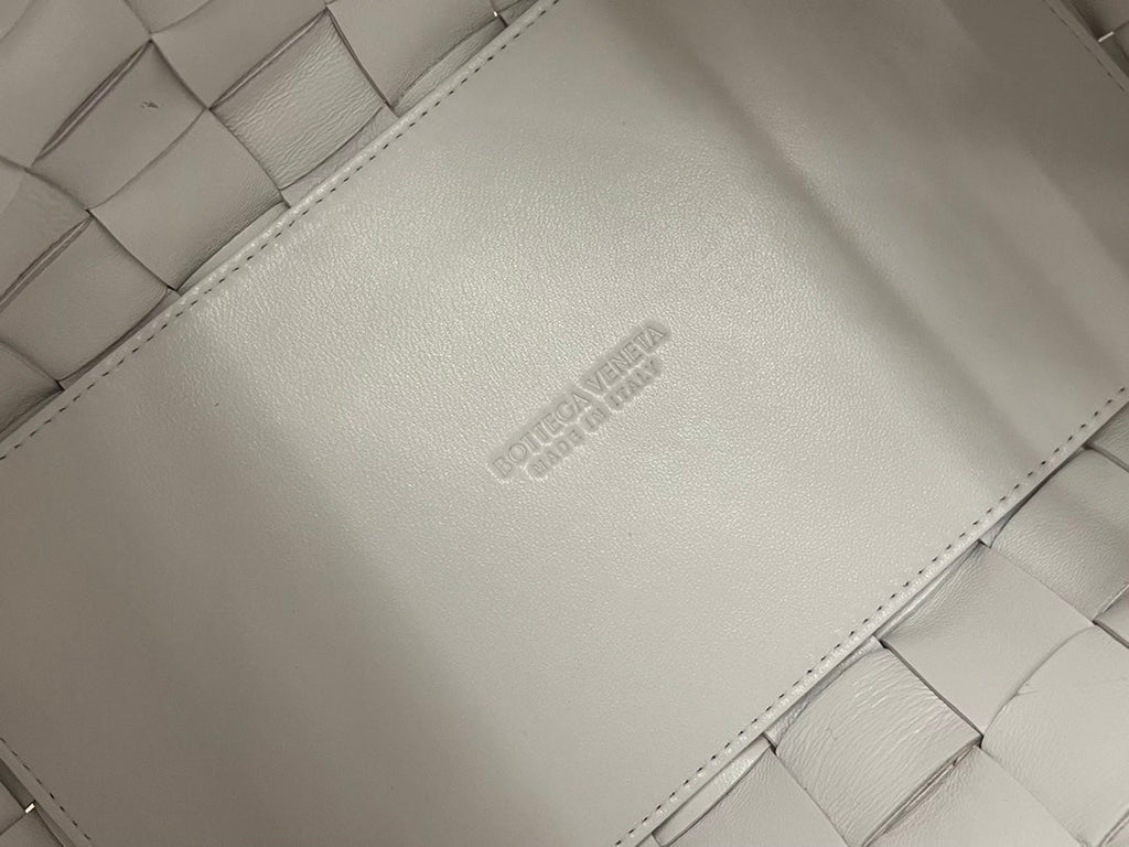 BOTTEGA VENETA MEDIUM 28 CASSETTE WHITE LAMBSKIN