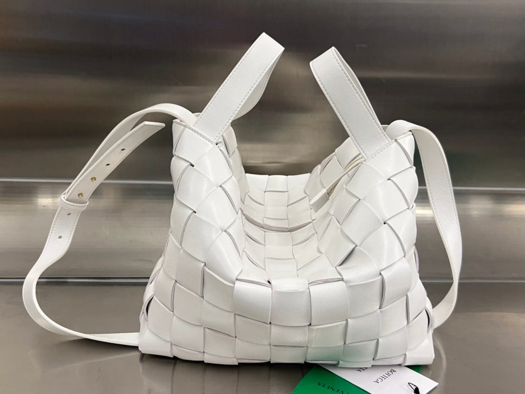 BOTTEGA VENETA MEDIUM 28 CASSETTE WHITE LAMBSKIN
