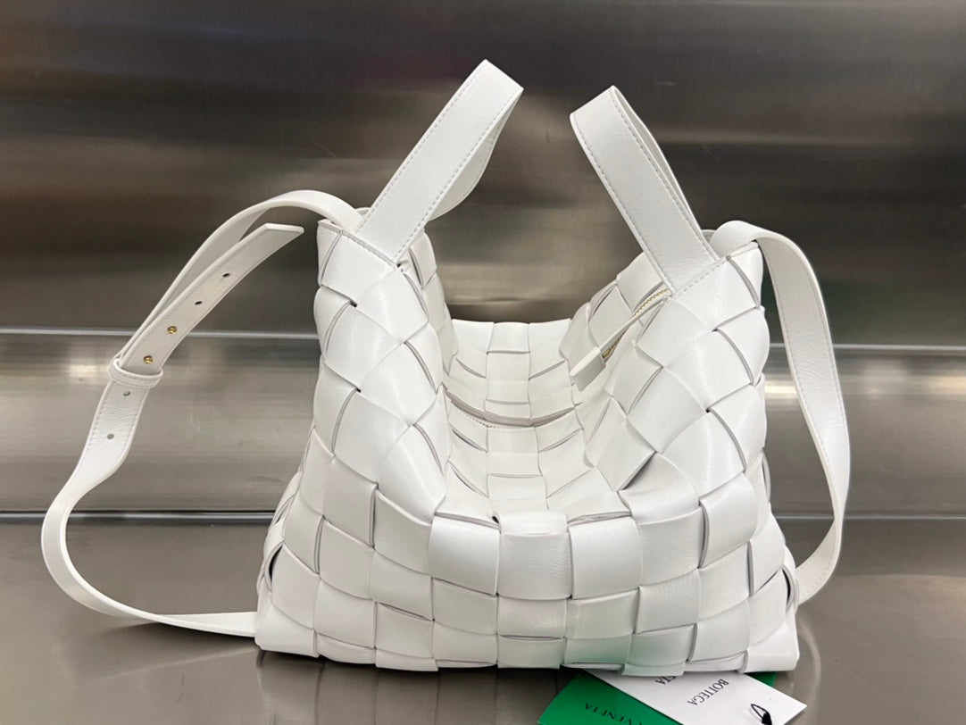 BOTTEGA VENETA MEDIUM 28 CASSETTE WHITE LAMBSKIN