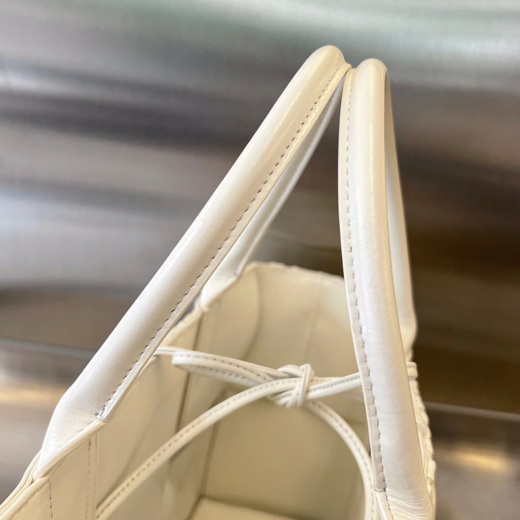BOTTEGA VENETA SMALL ARCO TOTE 30 IN WHITE SOFT LAMBSKIN
